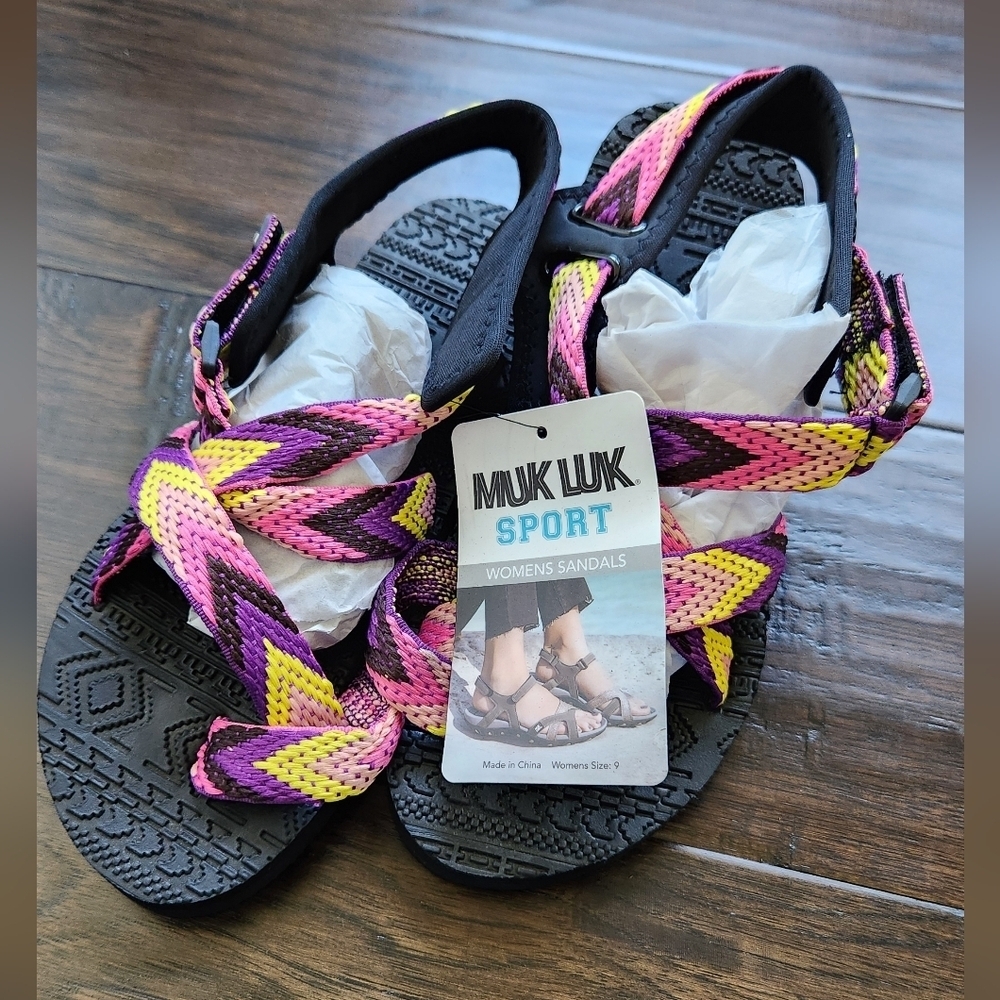 Muk luks sport NWT sandal pink chevron size 9.